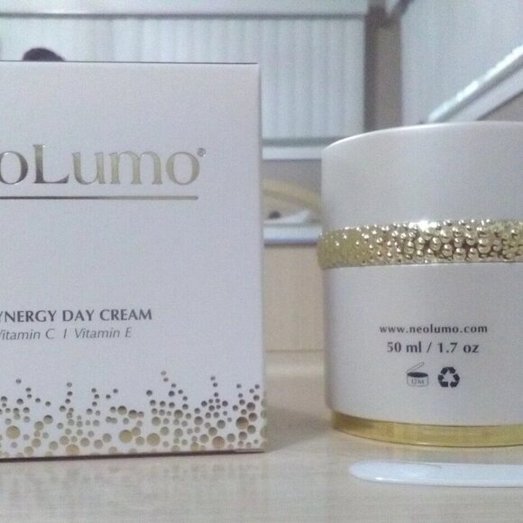 NEOLUMO 2-SYNERGY DAY CREAM-VITAMIN C+VIATMIN E-1.7 fl oz/50 ml-BRAND NEW-SEALED - Picture 2 of 3